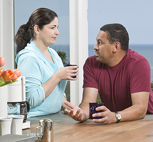 Hombre y mujer en la cocina, conversando.