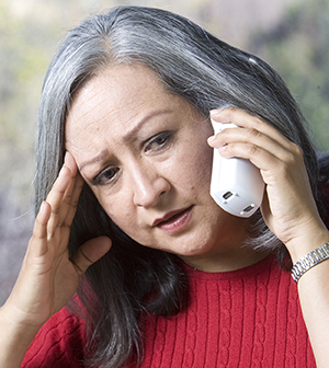 Mujer hablando por teléfono.